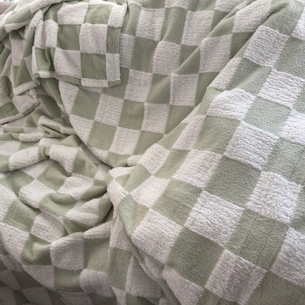 Super Soft Green and White Checkered King Size Blanket (NWT) - Picture 2 of 3